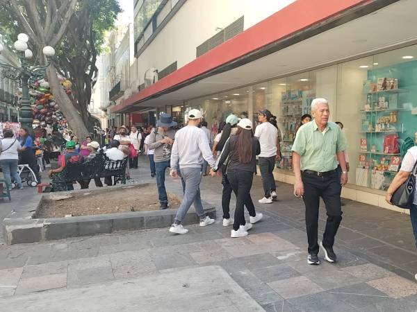 Disfrutan Turistas y poblanos de Puebla capital en día de asueto