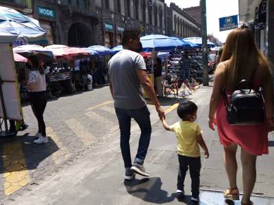 Ambulantes obstruyen vialidades en el Centro Histórico