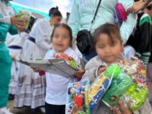 Fortalece COBAEP valores en estudiantes con donación de juguetes