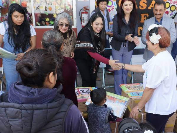 Entrega Tonantzin Fernández libros a Caic´s