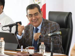 Anuncia Salomón regulación de grúas en Puebla