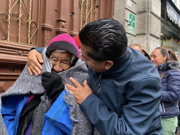 Entregan cobertores a abuelitos para protegerlos del frío y la lluvia