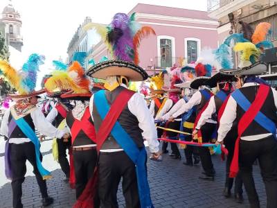 Desfilan Huehues por las calles de Puebla