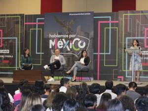 Conversa Fernando Morales con estudiantes en UPAEP