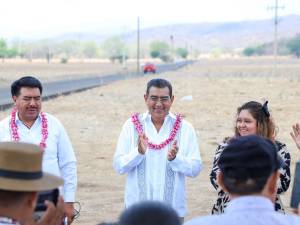 Supervisa Sergio Salomón rehabilitación de la carretera Intermixteca - Teopantlán - Popochoyo