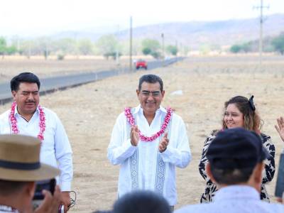 Supervisa Sergio Salomón rehabilitación de la carretera Intermixteca - Teopantlán - Popochoyo