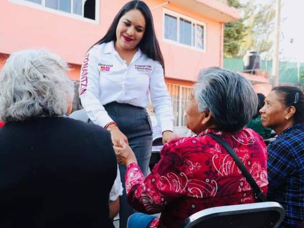 Se reúne Tonantzin Fernández con vecinos de Santiago Momoxpan