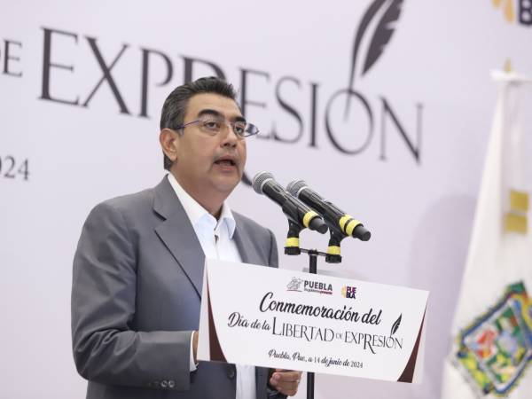 Reconocen Sergio Salomón y Alejandro Armenta papel de periodistas en Puebla 