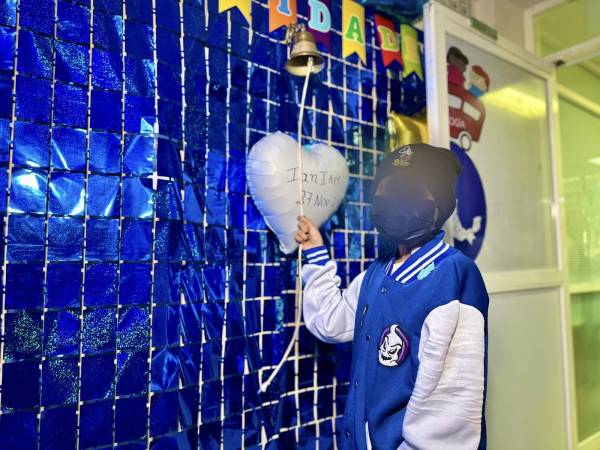 Toca Iker “campana de la vida” en IMSS Puebla, tras superar el cáncer