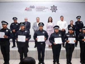 Entrega Lupita Cuautle uniformes a policías de San Andrés Cholula