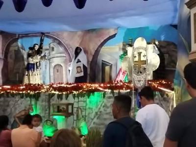 Creyente acuden a visitar  el altar de Jesús Nazareno