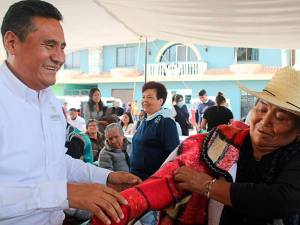 Recibieron 2 mil 100 adultos mayores chamarras del programa &quot;Abraza Coronango&quot;