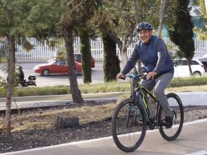 Entrega Sergio Salomón rehabilitación de ciclopista de la Vía Atlixcáyotl