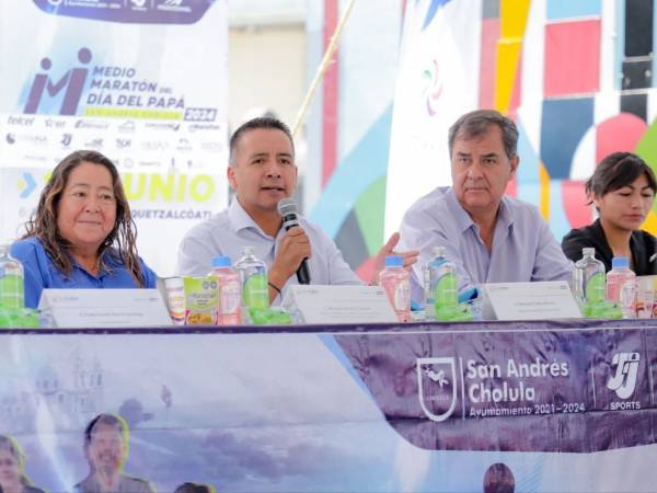 Presenta Mundo Tlatehui medalla y playera del medio maratón del Día del Padre