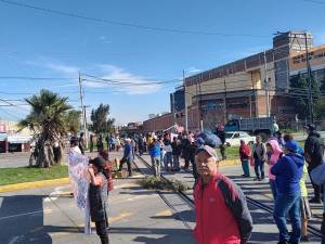 Bloquean Calzada Zaragoza, cecinos de la colonia Tepeyac exigen suministro de agua