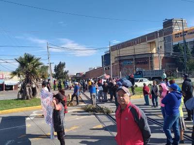 Bloquean Calzada Zaragoza, cecinos de la colonia Tepeyac exigen suministro de agua