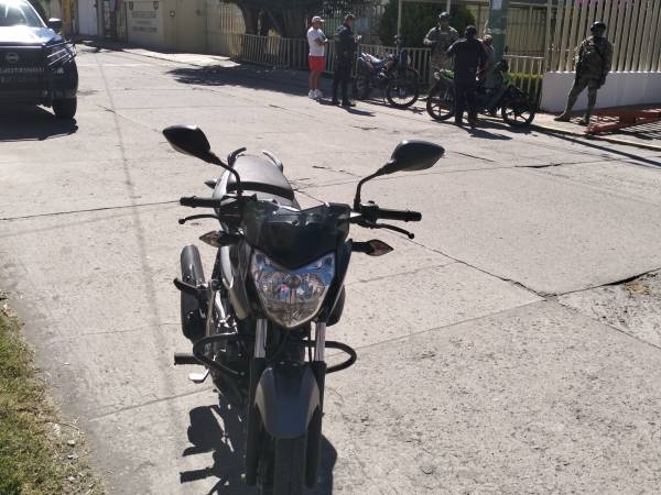 En trabajo coordinado con la ciudadanía, policía municipal de Huejotzingo recupera motocicleta