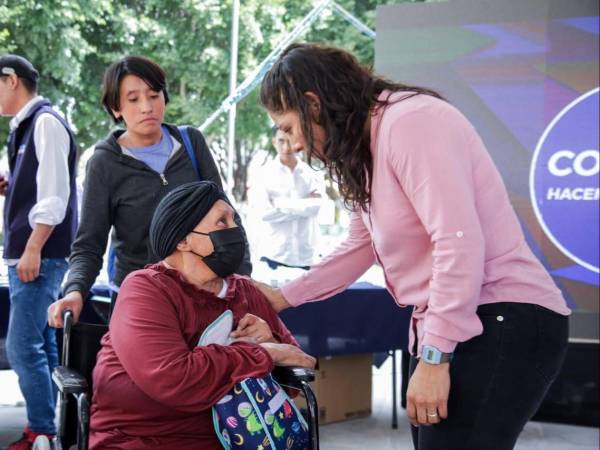 Lupita Cuautle encabeza la entrega del programa “Cambiando Vidas”