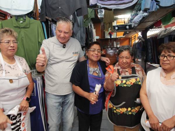 Fernando Morales conversa con micro empresarios del mercado Zapata