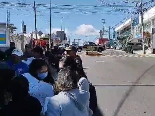 Reclaman vecinos de Santa Cruz Buenavista cumplimiento de obras, cierran vialidades