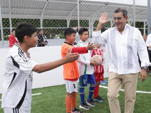 Asiste Sergio Salomón a inauguración de cancha de futbol rápido en Tepeyahualco