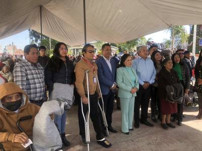 Entregan chamarras a adultos mayores en Coronango para mitigar el frío