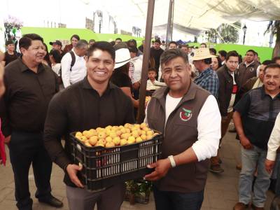 Omar Muñoz acude a la inauguración de la Feria del Tejocote