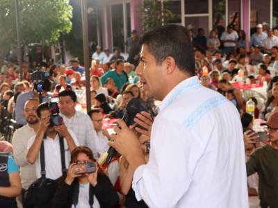 Lalo Rivera recibe constancia como candidato a la gubernatura de Puebla