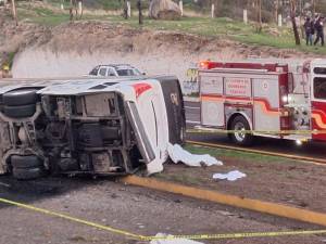 Un muerto y 12 heridos, saldo de accidente de autobús de pasajeros