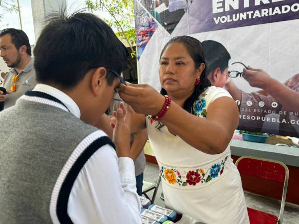 Entrega Voluntariado del Congreso lentes gratuitos a niñas y niños de San Gabriel Chilac