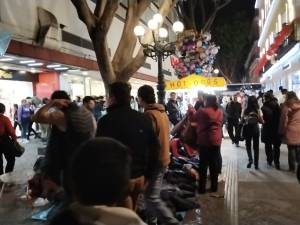 Ambulantes llegan al Zócalo, utilizan jardineras de la calle 5 de Mayo para exhibir su mercancía 