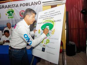 Lalo Rivera firma acuerdo con el Frente Agrarista Poblano en Tehuacán