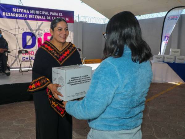 Encabeza Lupita Cuautle entrega de apoyos a familias sanandreseñas