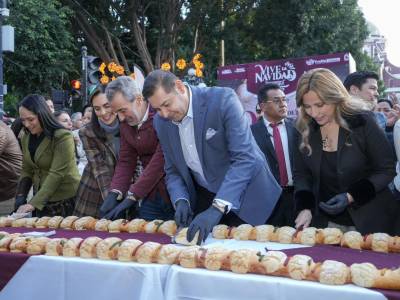 Presiden Alejandro Armenta y Pepe Chedraui la partida de Rosca Monumental en el Zócalo de Puebla