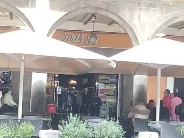 Embargan a Carls Junior y desalojan el lugar en el Zócalo