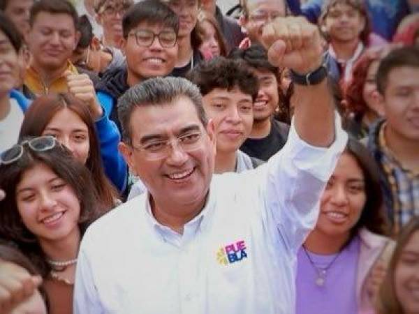 Sergio Salomón da la bienvenida a “Benito” a Puebla