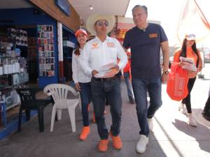 Fernando Morales visita el mercado municipal y recorre las calles de Amozoc