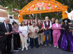 Trabajará Pepe Chedraui por preservar tradiciones; recorre ofrendas en la Plazuela de Los Sapos