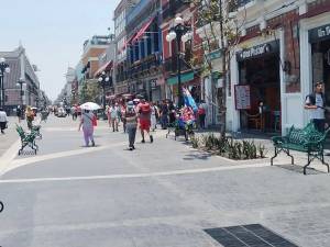 Poblanos salen al Centro a festejar el Día de la Madre