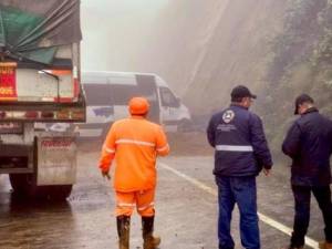 Hay diez lesionados tras derrumbe en Tlatlauquitepec