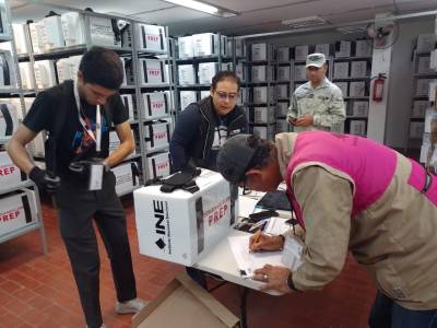 Inicia INE Puebla distribución y entrega de paquetes electorales a presidencias de casillas