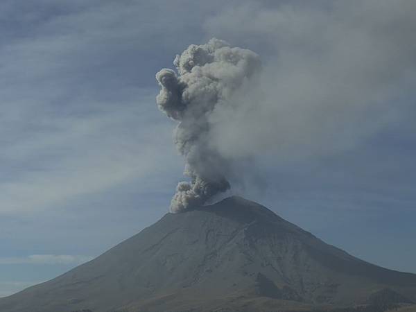 Activo el volcán Popocatépetl, registra 42 exhalaciones en las últimas horas