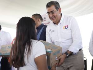 Entrega Sergio Céspedes apoyos y títulos de propiedad en Cuautinchán