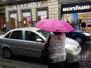 Lluvias derriban árboles y con inundaciones en Angelópolis