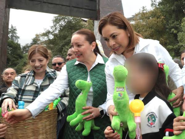 Entrega Gaby Bonilla apoyos a niñas, niños y personas con discapacidad en Teziutlán