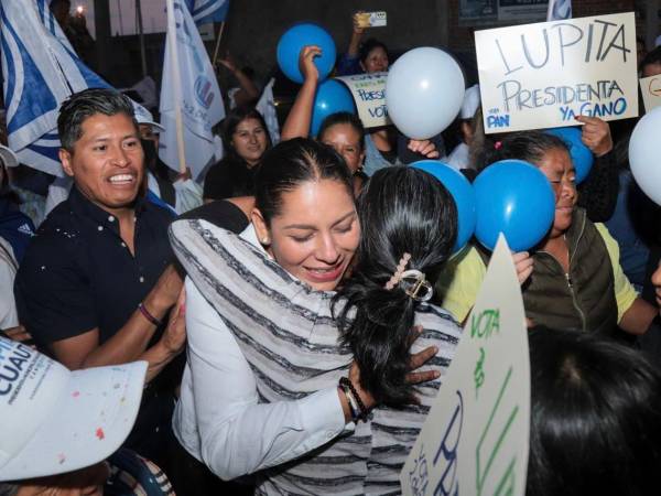 Lupita Cuautle suma apoyo de vecinos de San Antonio Cacalotepec durante su recorrido hacia el cierre de campaña