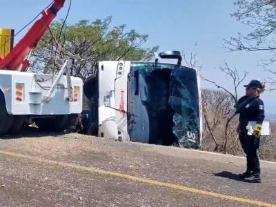Suman dos muertos y 10 lesionados por volcadura en la carretera de “El Aguacate”