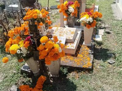 Panteón Municipal se viste de colorido y de amor hacía los muertos