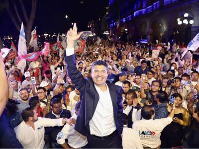 Celebra Lalo Rivera victoria en el debate en compañía de simpatizantes