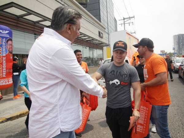 Fernando Morales realiza  campaña  junto a brigadistas en Lomas de Angelópolis